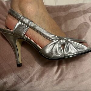 Seychelles Silver Slingback Kitten Heels Size 7
